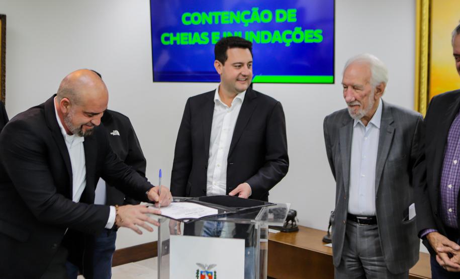 Curitiba, 02-09-24 - Governador Carlos Massa Ratinho Junior assina a contratação de estudos para a contenção de cheias e inundações para a região de União da Vitória.
