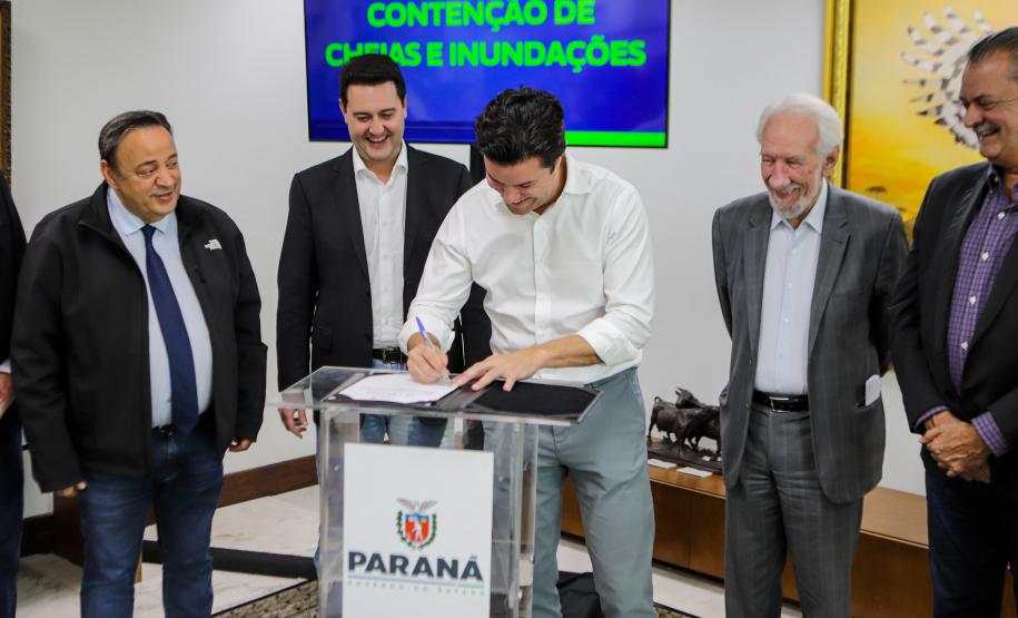 Curitiba, 02-09-24 - Governador Carlos Massa Ratinho Junior assina a contratação de estudos para a contenção de cheias e inundações para a região de União da Vitória.