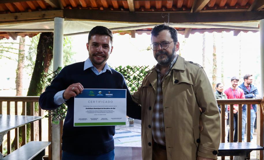 Servidores do escritório regional do IAT de Curitiba durante plantio de mudas no viveiro de São José dos Pinhais