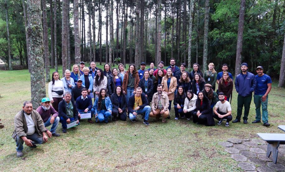 Servidores do escritório regional do IAT de Curitiba durante plantio de mudas no viveiro de São José dos Pinhais