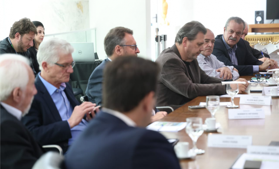 Diretor da Universidade do Nebraska conhece programa de irrigação do Paraná