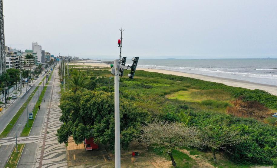 Governo do Estado começa a ligar os 145 superpostes da nova orla de Matinhos