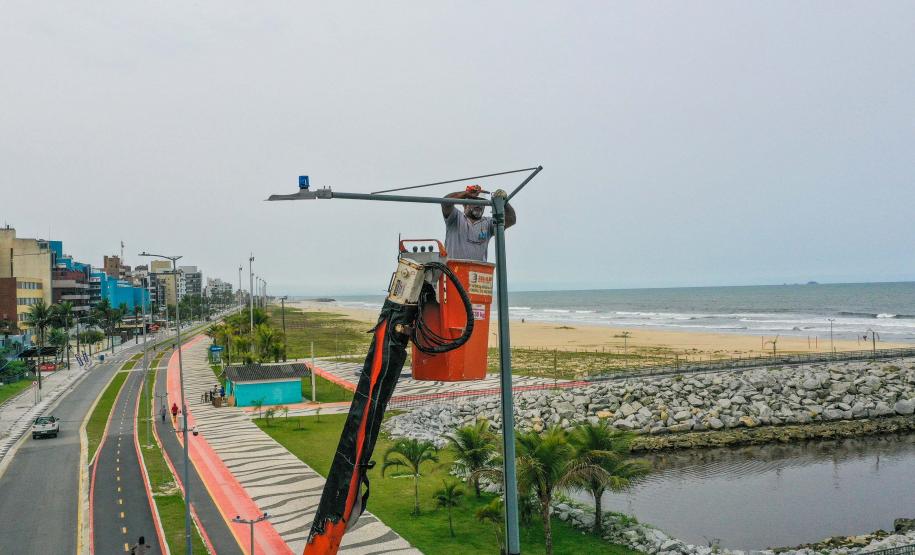 Governo do Estado começa a ligar os 145 superpostes da nova orla de Matinhos