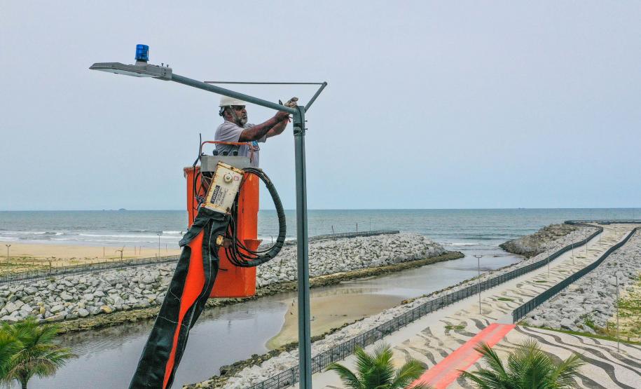 Governo do Estado começa a ligar os 145 superpostes da nova orla de Matinhos