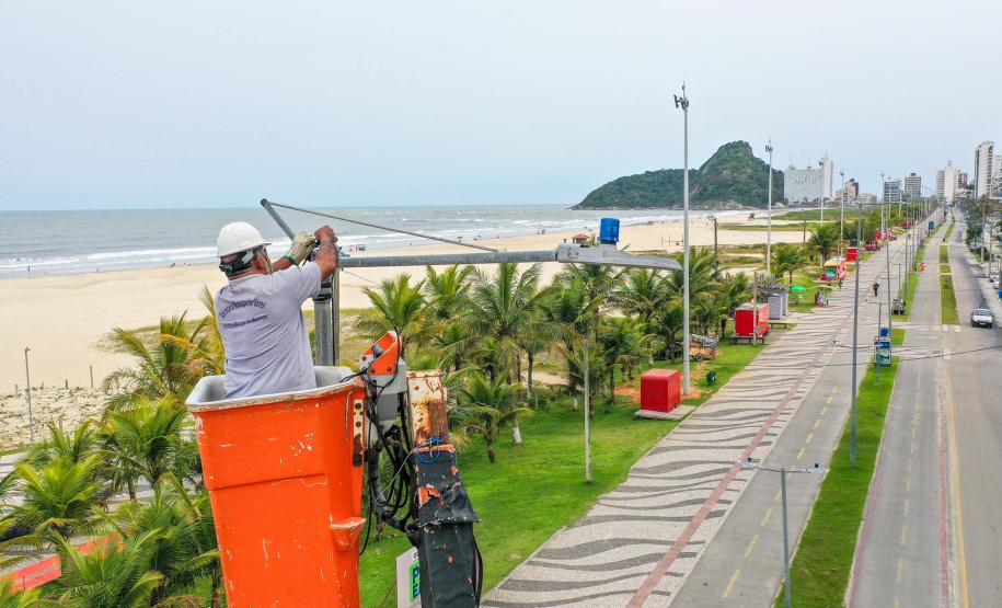 Governo do Estado começa a ligar os 145 superpostes da nova orla de Matinhos