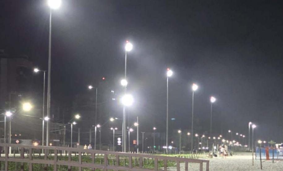 Governo do Estado começa a ligar os 145 superpostes da nova orla de Matinhos