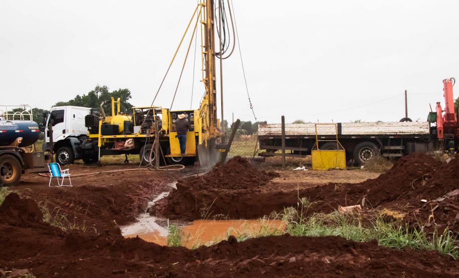ÁGUA NO CAMPO – O Água no Campo é desenvolvido pelo IAT e tem por objetivo beneficiar famílias que não têm acesso à água potável e que dependem das atividades econômicas ligadas ao campo, em ações conjuntas com as prefeituras locais. Desde 2019, o programa perfurou 676 poços em 167 municípios, com um investimento total de R$ 10,4 milhões do Governo do Estado. Segundo o diretor-presidente do IAT, José Luiz Scroccaro, o Paraná possui mais de 4 mil pontos que dependem de um sistema de saneamento rural. Geralm