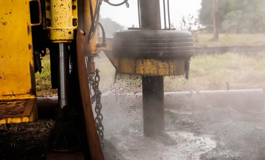 ÁGUA NO CAMPO – O Água no Campo é desenvolvido pelo IAT e tem por objetivo beneficiar famílias que não têm acesso à água potável e que dependem das atividades econômicas ligadas ao campo, em ações conjuntas com as prefeituras locais. Desde 2019, o programa perfurou 676 poços em 167 municípios, com um investimento total de R$ 10,4 milhões do Governo do Estado. Segundo o diretor-presidente do IAT, José Luiz Scroccaro, o Paraná possui mais de 4 mil pontos que dependem de um sistema de saneamento rural. Geralm