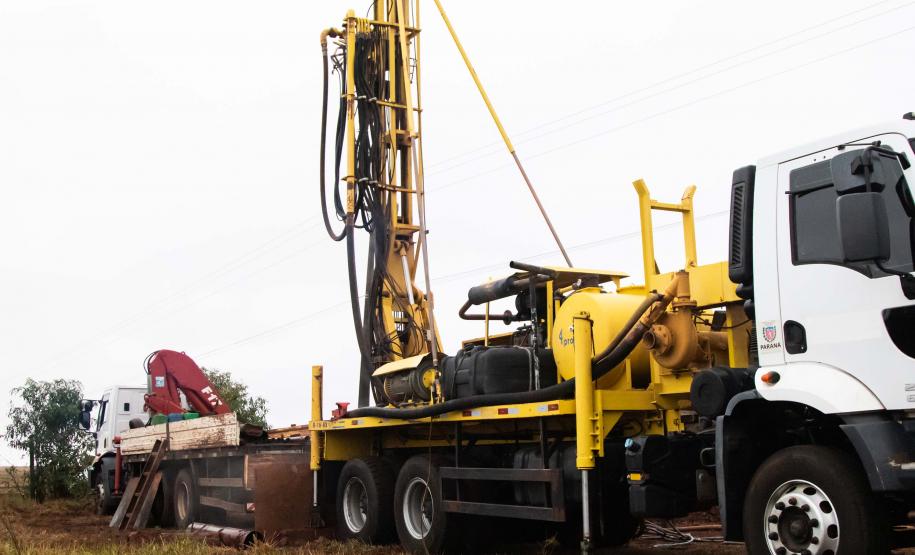 ÁGUA NO CAMPO – O Água no Campo é desenvolvido pelo IAT e tem por objetivo beneficiar famílias que não têm acesso à água potável e que dependem das atividades econômicas ligadas ao campo, em ações conjuntas com as prefeituras locais. Desde 2019, o programa perfurou 676 poços em 167 municípios, com um investimento total de R$ 10,4 milhões do Governo do Estado. Segundo o diretor-presidente do IAT, José Luiz Scroccaro, o Paraná possui mais de 4 mil pontos que dependem de um sistema de saneamento rural. Geralm