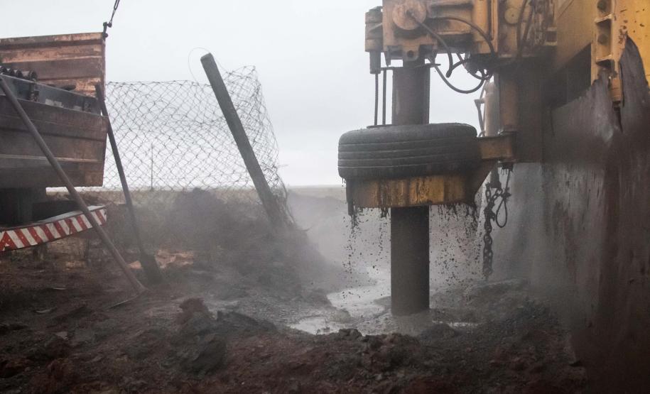ÁGUA NO CAMPO – O Água no Campo é desenvolvido pelo IAT e tem por objetivo beneficiar famílias que não têm acesso à água potável e que dependem das atividades econômicas ligadas ao campo, em ações conjuntas com as prefeituras locais. Desde 2019, o programa perfurou 676 poços em 167 municípios, com um investimento total de R$ 10,4 milhões do Governo do Estado. Segundo o diretor-presidente do IAT, José Luiz Scroccaro, o Paraná possui mais de 4 mil pontos que dependem de um sistema de saneamento rural. Geralm