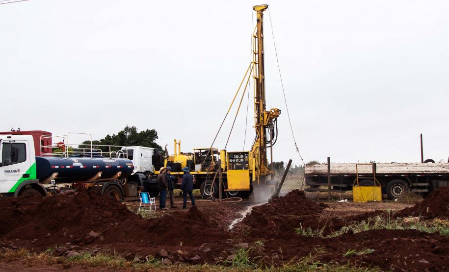 ÁGUA NO CAMPO – O Água no Campo é desenvolvido pelo IAT e tem por objetivo beneficiar famílias que não têm acesso à água potável e que dependem das atividades econômicas ligadas ao campo, em ações conjuntas com as prefeituras locais. Desde 2019, o programa perfurou 676 poços em 167 municípios, com um investimento total de R$ 10,4 milhões do Governo do Estado. Segundo o diretor-presidente do IAT, José Luiz Scroccaro, o Paraná possui mais de 4 mil pontos que dependem de um sistema de saneamento rural. Geralm