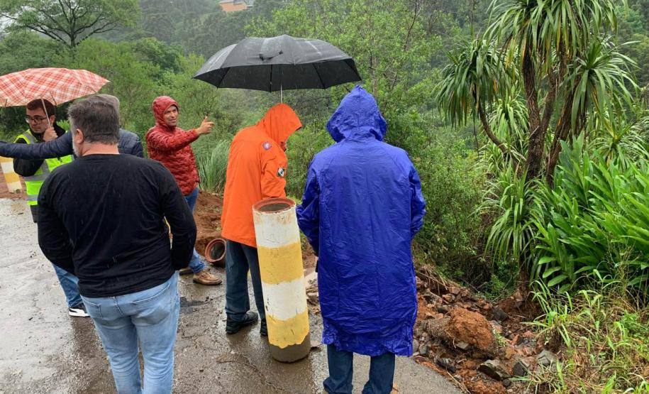 Equipes da Defesa Civil e IAT vistoriam pontos críticos em General Carneiro