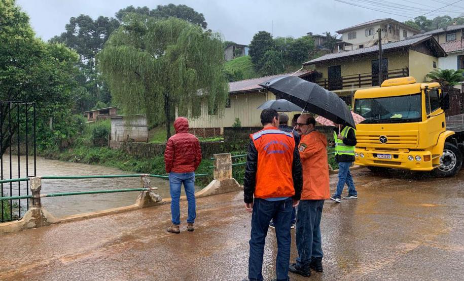 Equipes da Defesa Civil e IAT vistoriam pontos críticos em General Carneiro