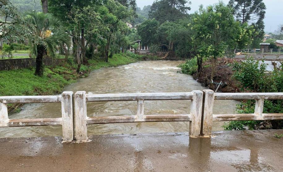 Equipes da Defesa Civil e IAT vistoriam pontos críticos em General Carneiro