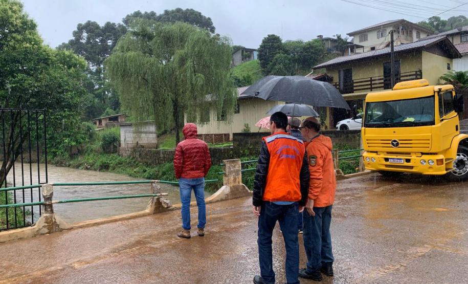 Equipes da Defesa Civil e IAT vistoriam pontos críticos em General Carneiro