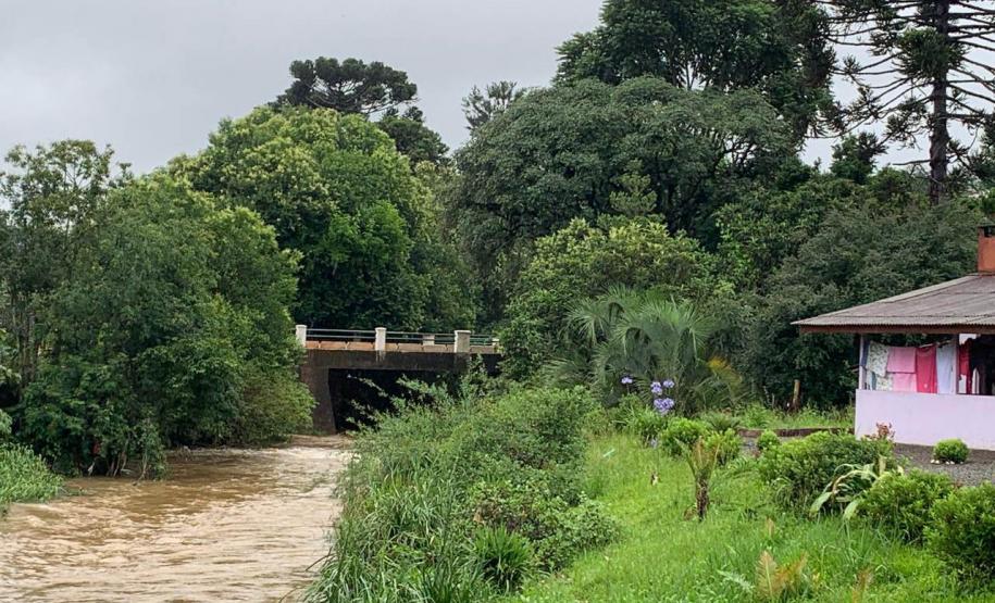 Equipes da Defesa Civil e IAT vistoriam pontos críticos em General Carneiro