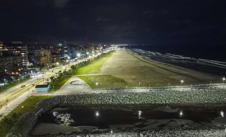 Superpostes fazem a iluminação pública da nova orla de Matinhos.