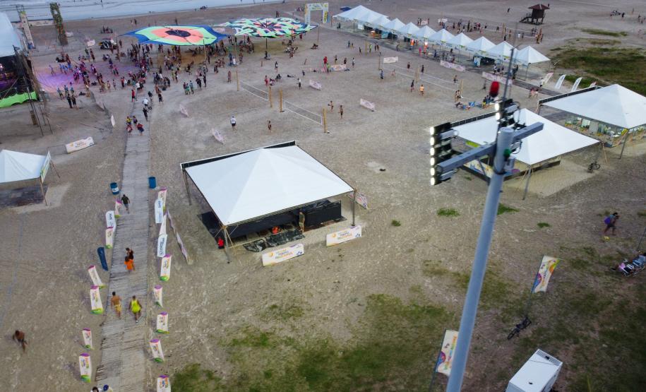 Superpostes fazem a iluminação pública da nova orla de Matinhos.