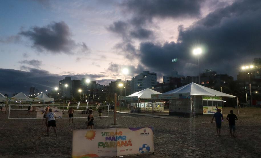 Superpostes fazem a iluminação pública da nova orla de Matinhos.