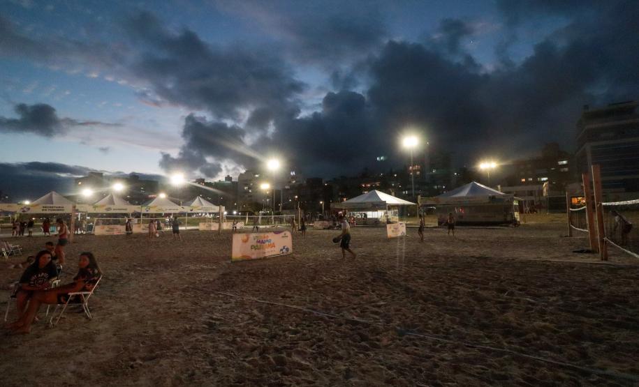 Superpostes fazem a iluminação pública da nova orla de Matinhos.