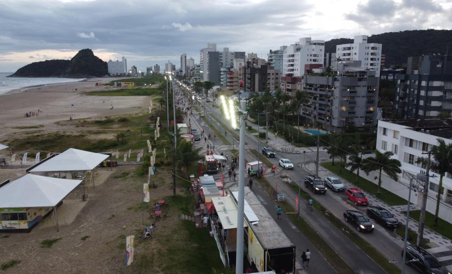 Superpostes fazem a iluminação pública da nova orla de Matinhos.