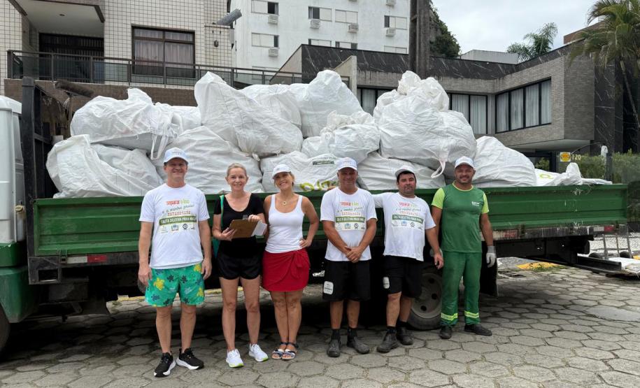 Campanha voluntária de educação ambiental já recolheu quatro toneladas de recicláveis na Praia Mansa, em Caiobá