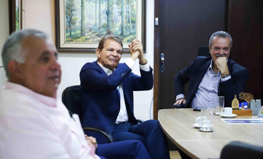 Reunião entre o secretário estadual do Desenvolvimento Sustentável, Everton Souza, e o prefeito de Foz, General Silva e Luna, sobre descentralização do licenciamento ambiental