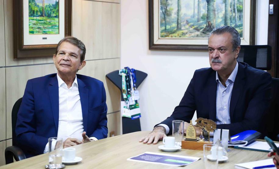 Reunião entre o secretário estadual do Desenvolvimento Sustentável, Everton Souza, e o prefeito de Foz, General Silva e Luna, sobre descentralização do licenciamento ambiental