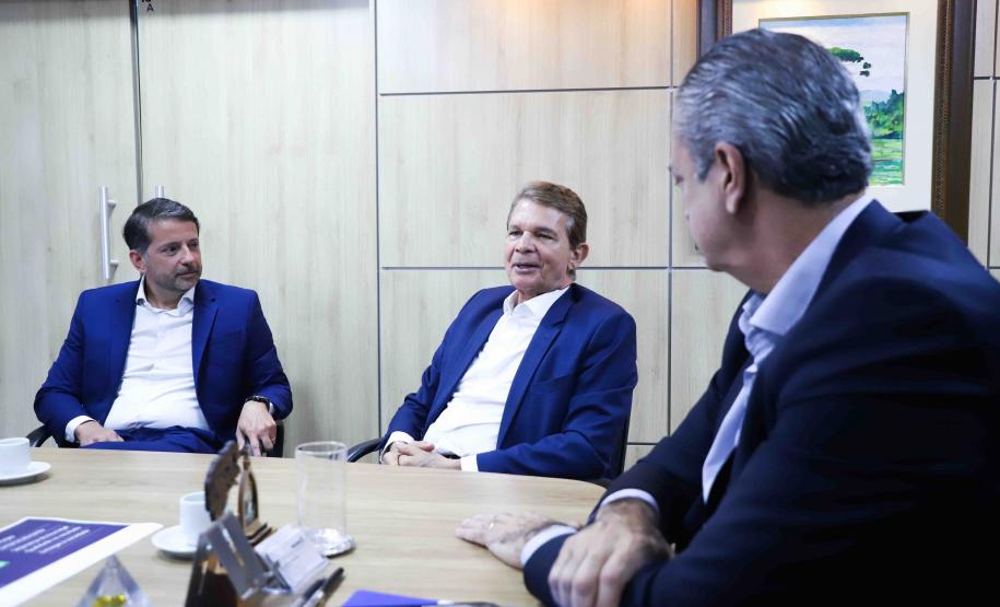 Reunião entre o secretário estadual do Desenvolvimento Sustentável, Everton Souza, e o prefeito de Foz, General Silva e Luna, sobre descentralização do licenciamento ambiental