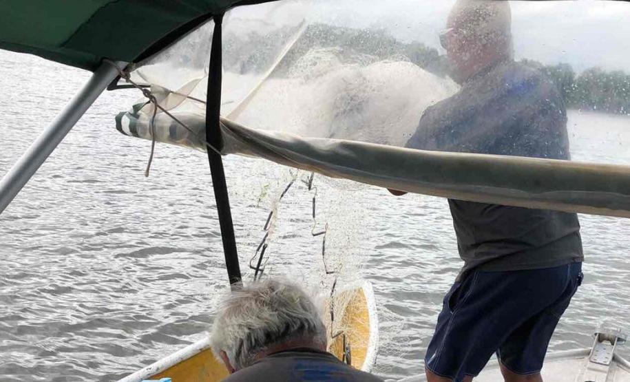 Operação do Instituto Água e Terra (IAT) contra a pesca predatória nas baías de Antonina e Paranaguá.