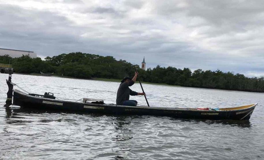 Operação do Instituto Água e Terra (IAT) contra a pesca predatória nas baías de Antonina e Paranaguá.
