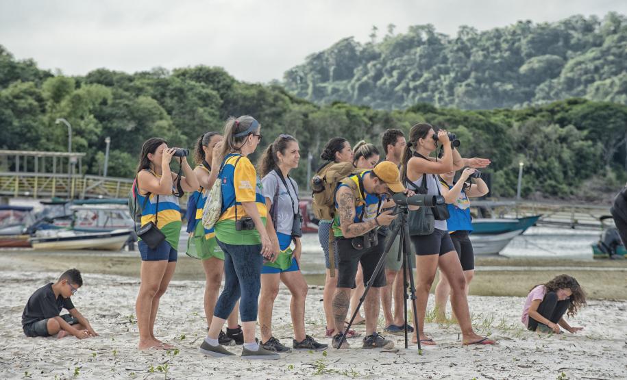Grupo com dez pessoas participou da primeira edição do projeto Passarinhar Paraná, nesta sexta-feira (24), na Ilha do Mel