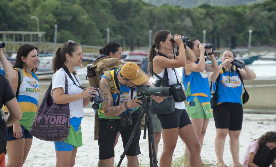 Grupo com dez pessoas participou da primeira edição do projeto Passarinhar Paraná, nesta sexta-feira (24), na Ilha do Mel