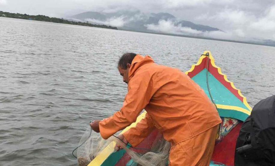 Um dia após a proibição da pesca, agentes do IAT recuperam 13 quilos de camarão em Guaraqueçaba