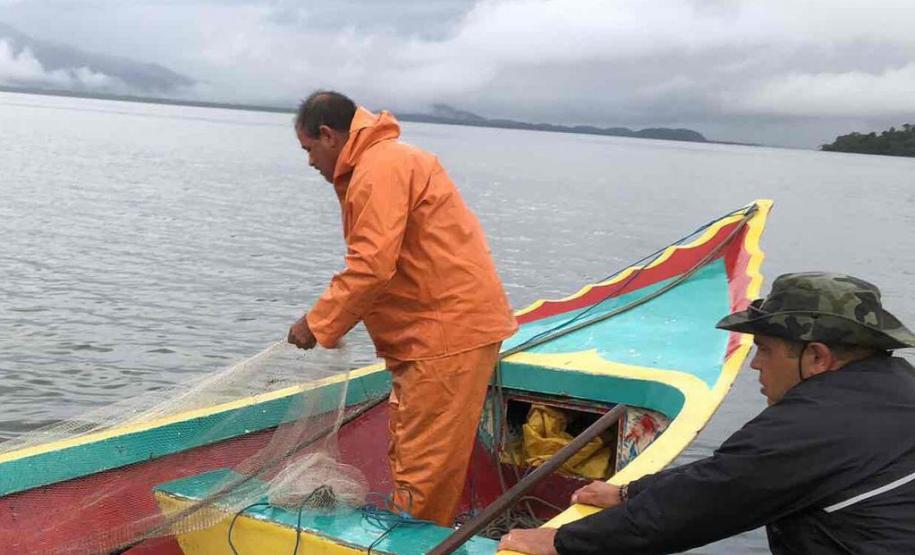 Um dia após a proibição da pesca, agentes do IAT recuperam 13 quilos de camarão em Guaraqueçaba