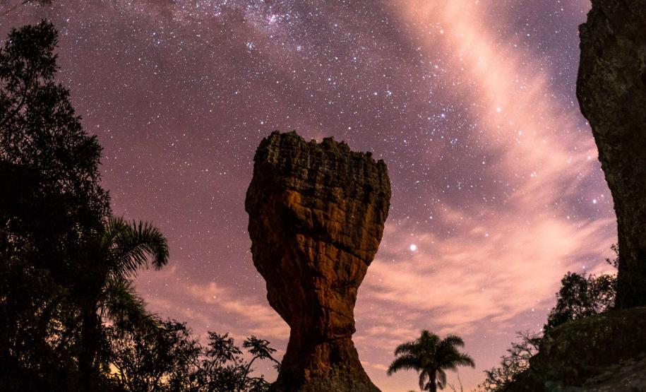 Caminhada noturna no Parque Estadual de Vila Velha em Ponta Grossa