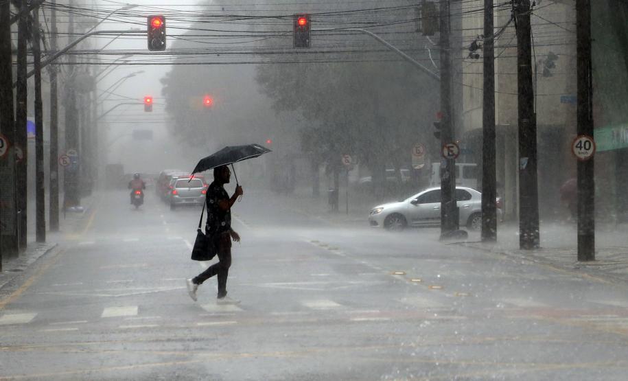 Chove aqui, e não ali? Simepar explica por que as chuvas são irregulares no verão