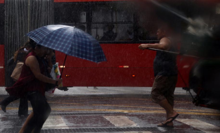 Chove aqui, e não ali? Simepar explica por que as chuvas são irregulares no verão