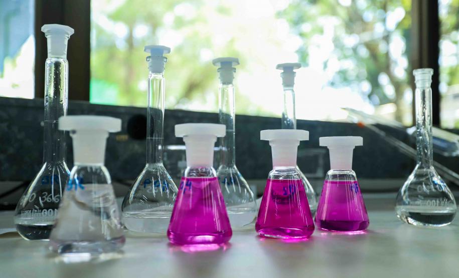 Composto por três laboratórios, a estrutura do IAT faz análises regulares de amostras de água, solo, sedimentos e peixes para a identificação de contaminantes e poluentes