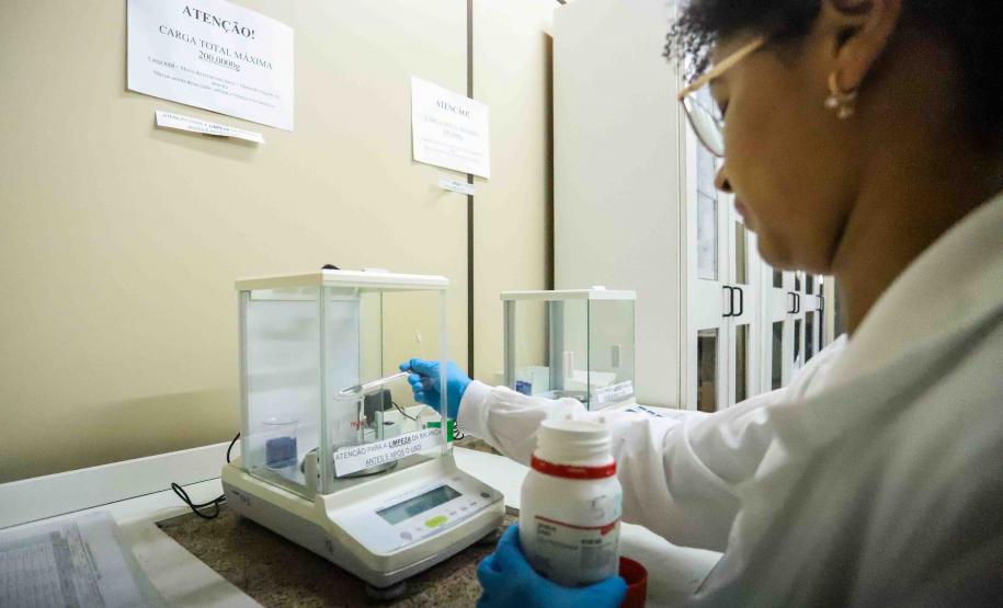 Composto por três laboratórios, a estrutura do IAT faz análises regulares de amostras de água, solo, sedimentos e peixes para a identificação de contaminantes e poluentes