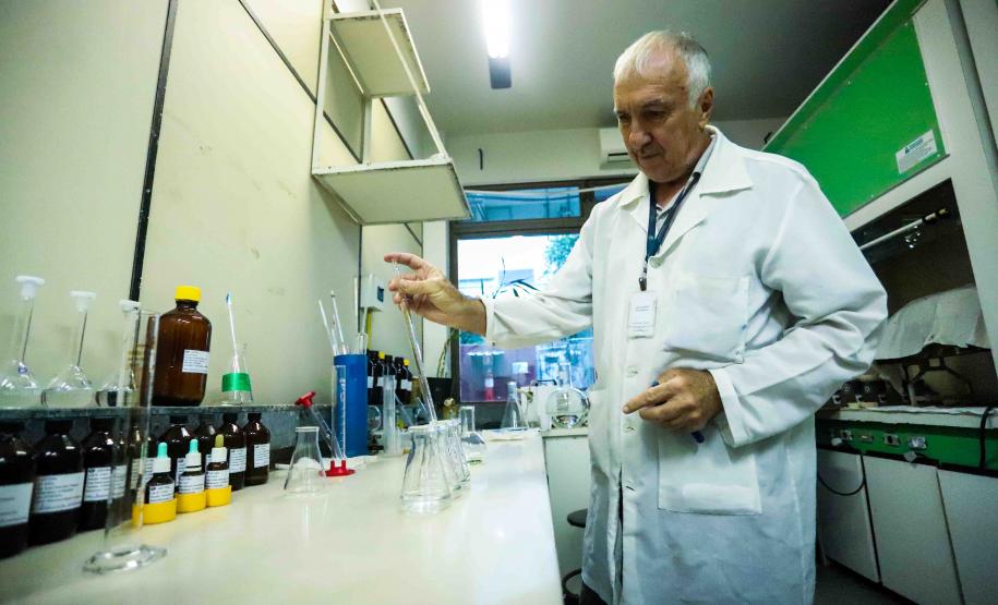 Composto por três laboratórios, a estrutura do IAT faz análises regulares de amostras de água, solo, sedimentos e peixes para a identificação de contaminantes e poluentes