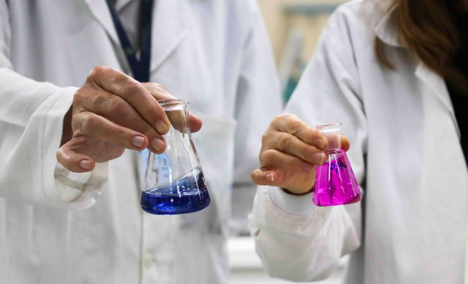 Composto por três laboratórios, a estrutura do IAT faz análises regulares de amostras de água, solo, sedimentos e peixes para a identificação de contaminantes e poluentes