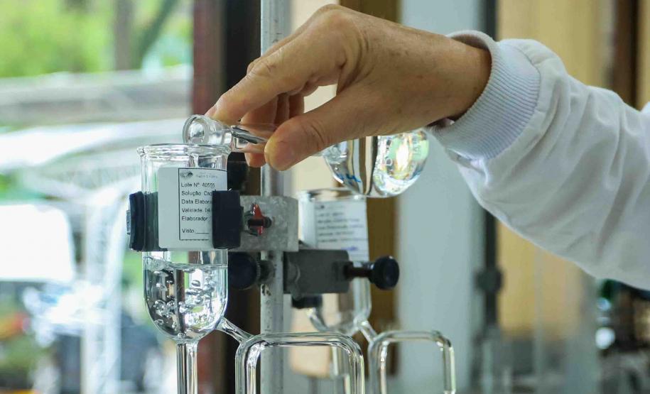 Composto por três laboratórios, a estrutura do IAT faz análises regulares de amostras de água, solo, sedimentos e peixes para a identificação de contaminantes e poluentes