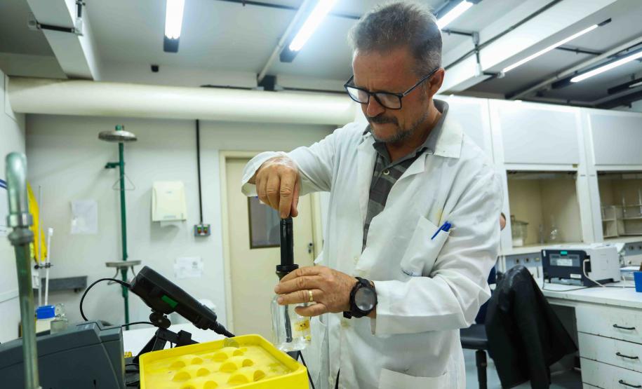 Composto por três laboratórios, a estrutura do IAT faz análises regulares de amostras de água, solo, sedimentos e peixes para a identificação de contaminantes e poluentes