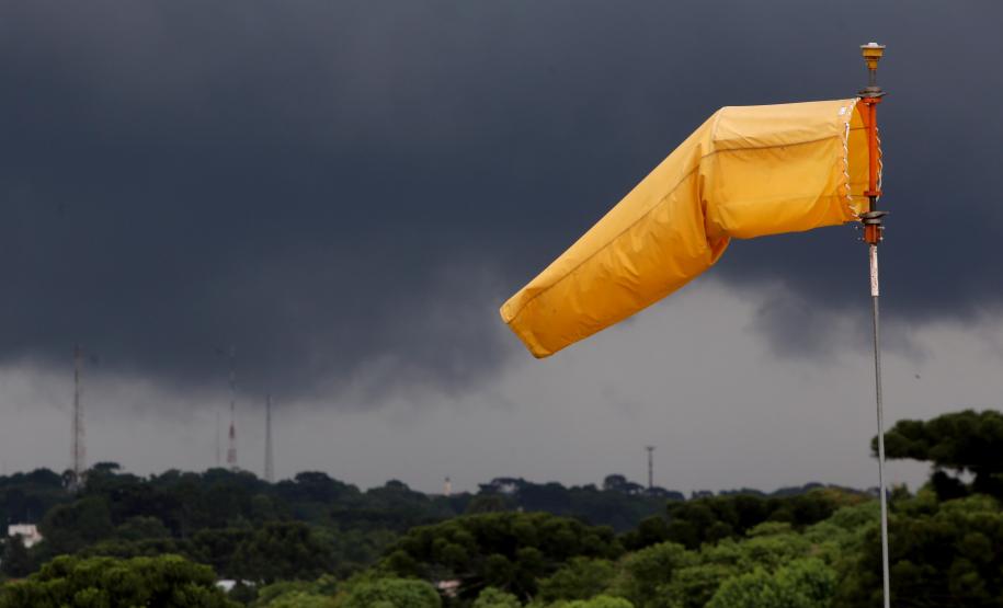 Chove aqui, e não ali? Simepar explica por que as chuvas são irregulares no verão