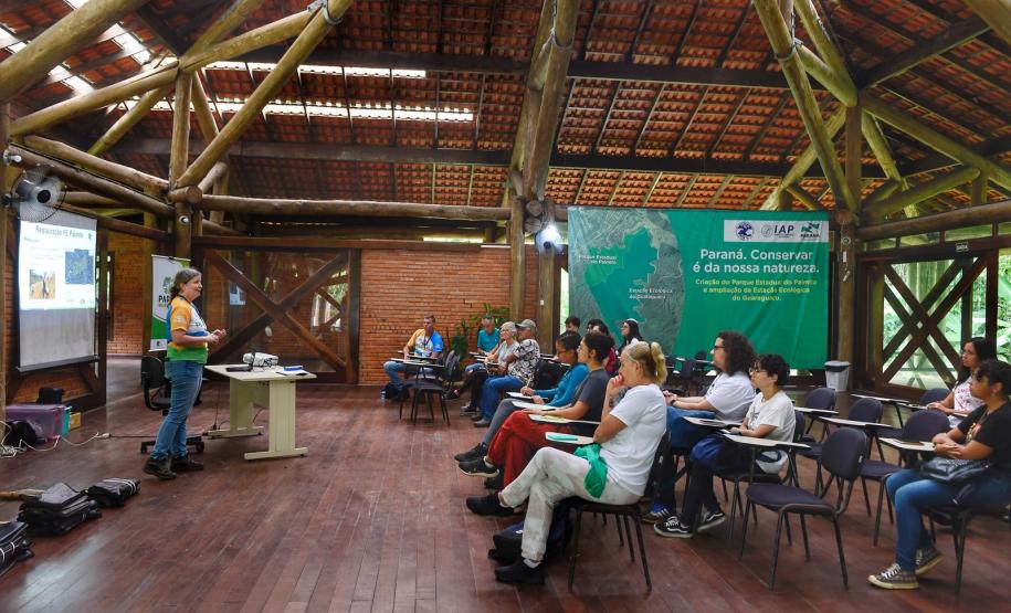 Voluntários participaram da ação de educação ambiental no Parque Estadual do Palmito, em Paranaguá, no Litoral do Paraná