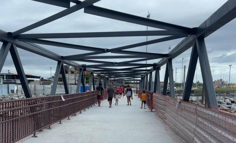 Peça importante na revitalização da orla, passarela do Rio Matinhos é entregue pelo IAT
