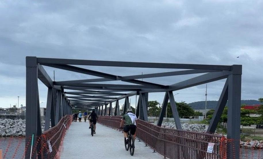 Peça importante na revitalização da orla, passarela do Rio Matinhos é entregue pelo IAT