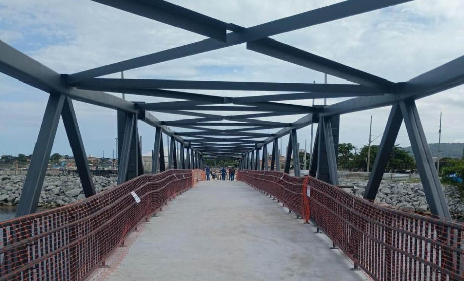 Peça importante na revitalização da orla, passarela do Rio Matinhos é entregue pelo IAT