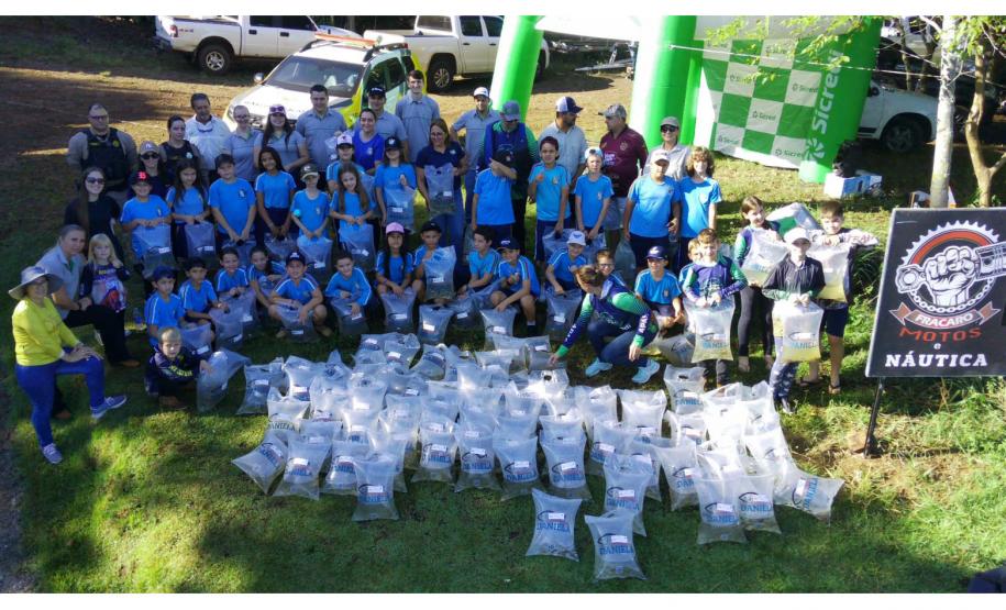 Ação de soltura de 50 mil peixes nativos na represa de Salto Osório, no Rio Iguaçu, no município de Sulina.